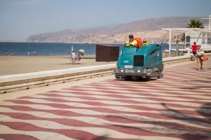 Una barredora en el paseo marítimo de la capital almeriense.