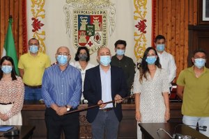 El nuevo alcalde junto y el exconcejal de Cs, Pepe López, y el resto de ediles del PP.