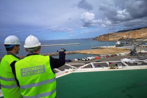 El presidente de la APA, de espaldas, observa la zona que se va a ampliar.