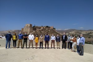 Foto de familia del alcalde de la capital junto a los representantes de los diferentes hoteles