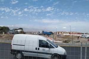 Un coche pasa por la rotonda.