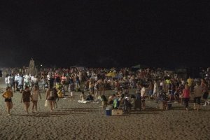 Celebración de una noche de San Juan en una playa de la capital.