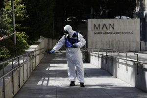 Un agente de la UME desinfectan la entrada del Museo Arqueológico Nacional.