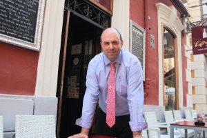 Francisco Morales en la puerta del bar Entrefinos.