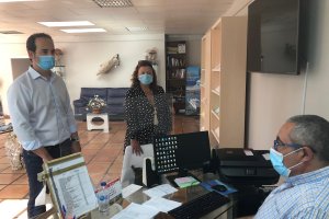 El alcalde y la concejala de Políticas Sociales en la nueva oficina.