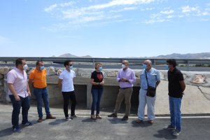La delegada de Fomento, Eloisa Cabrera, visita la carretera junto al alcalde y otros ediles.