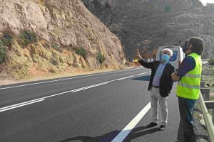 Visita del subdelegado del Gobierno a El Cañarete antes de su apertura.