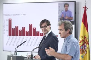 El ministro de Sanidad, Salvador Illa (i), y el director del CCAES, Fernando Simón.