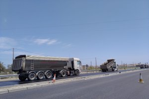 Trabajos en la carretera A-352 a su paso por la urbanización Pueblo Laguna.