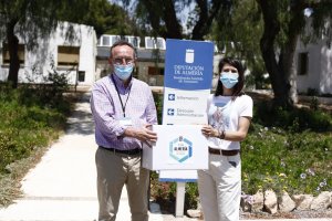 Ángeles Martínez entregando la donación a la Residencia Asistida.