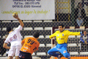 Francis Miras defendiendo la portería del Keymare en Liga ASOBAL.