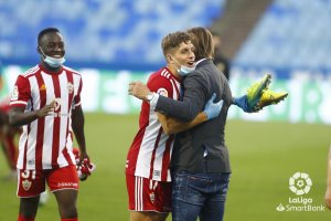 Corpas se abraza a Guti al final del partido en Zaragoza con Appiah de testigo.
