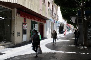 Viandantes por el Paseo de Almería antes del final del estado de alarma.