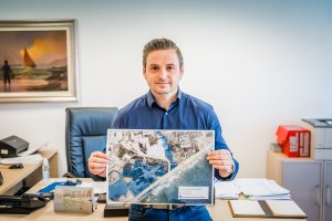 El concejal José Luis Llamas con el plano de la Ribera de la Algaida.