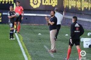 Fran Fernández, dando instrucciones en la banda del Carranza.