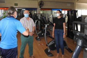 Los concejales del gobierno municipal en el centro deportivo.