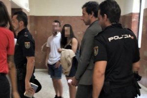 El profesor acusado entra en la sala para el jucio