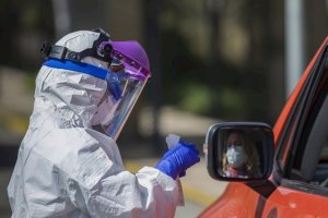 Realización de pruebas para detectar la enfermedad.