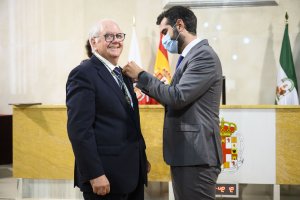 Ramón Fernández-Pacheco, alcalde de Almería, impone el Escudo de Oro a Emilio Gómez-Lama.