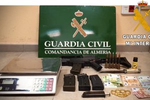 Dinero y armas incautadas por la Guardia Civil en la vivienda de Roquetas.