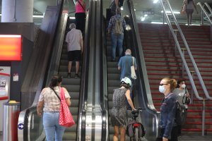 Viajeros en la estación de Atocha en el primer día sin estado de alarma.