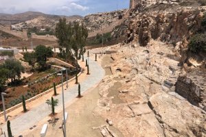 Aspecto actual del Parque de la Hoya, custodiado por la Alcazaba y el Cerro San Cristóbal.