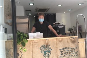 Victor Asian,  en la entrada de su nuevo establecimiento.