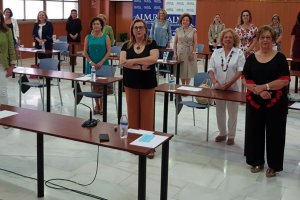 Amalia Salvador, a la izquierda, con el resto de  la asamblea.