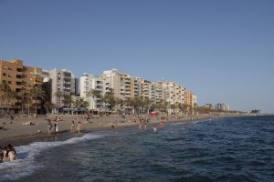Atípica noche de San Juan en las playas de Almería.