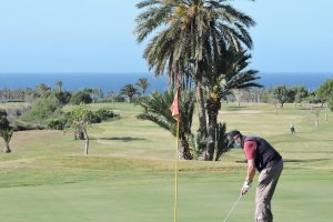 Los jugadores dan sus primeros golpes en el campo municipal Alborán Golf “con emoción y seguridad”.