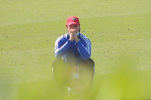 Guti, pensativo en el entrenamiento rojiblanco.