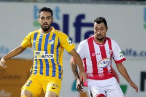 Musa Al-Tamari en un partido con el APOEL de Nicosia.