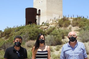 Los ediles frente al monumento huercalense.