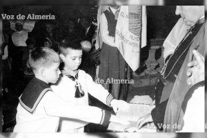 Dos niños vestidos de marineros en su Primera Comunión, en el sagrado instante de comparecer ante el Obispo, don Alfonso Ródenas.