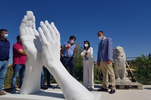 Visita de la presidenta a ‘Las manos’ de Macael.