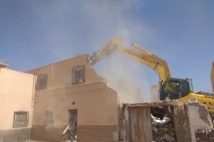Maquinaria en marcha en las demoliciones que se ejecutan en Barrio Alto