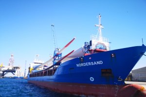 Imagen del buque a su salida del Puerto de Almería.