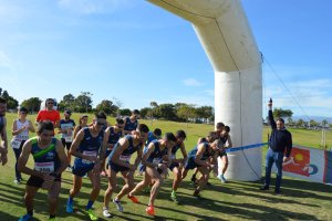 El concejal Juanjo Segura dando la salida a una carrera.