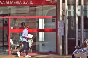 José María Gutiérrez, \'Guti\', saliendo del club tras firmar los papeles.