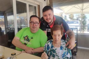 J. J. Rubí en una foto reciente con su querida madre y Rubí junior.