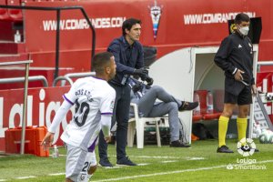 Iraola en la banda del campo de Anduva.