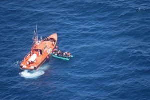 Imagen de archivo del rescate de una patera en el mar de Alborán.