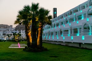 Zonas comunes del hotel, iluminadas al atarceder.