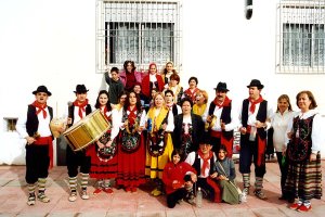 El grupo folclórico El Galayo sacando la Tambora el 25 de diciembre de 2001.