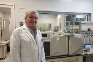 Tesifón Parrón Carreño es Doctor en Medicina y Cirugía por la Universidad de Granada con calificación Cum Laude.