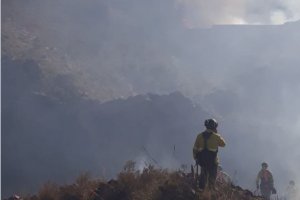 Miembros del Plan Infoca en el incendio de Serón.