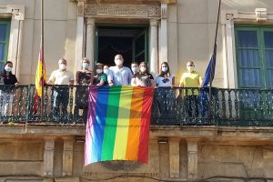 La bandera arcoiris fue desplegada en el edificio consistorial durante la mañana de ayer.