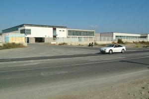Fachada de la Desaladora de Almería que actualmente se encuentra al 30% de su producción y pasará a hacerlo a más del 70