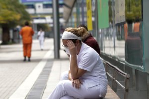 Una trabajadora sanitaria, protegida con una mascarilla en Madrid.