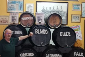 Luis Ortega García, propietario de la bodega, junto a sus típicos toneles.